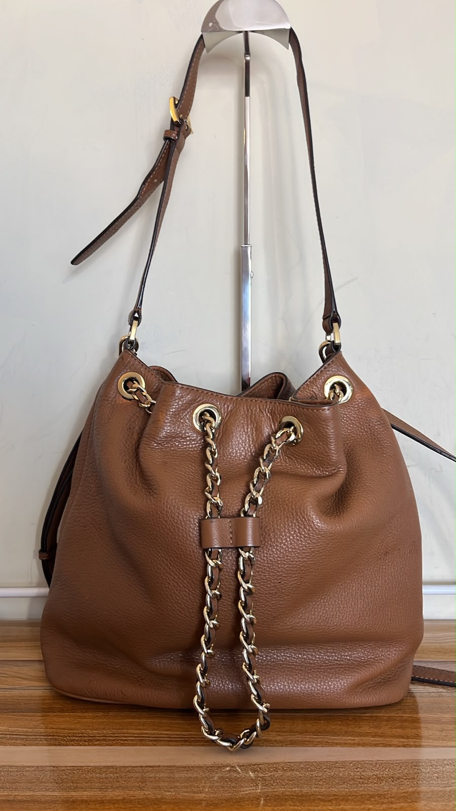 Cartera Michael Kors Bucket Camel